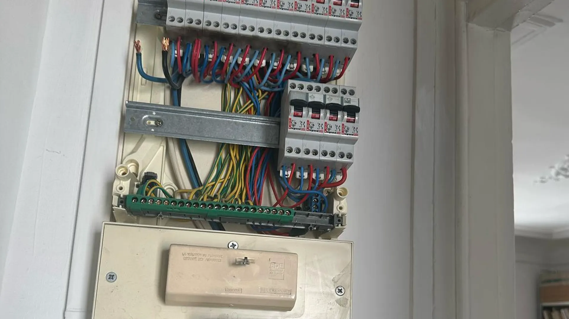 Électricien professionnel en intervention à Paris